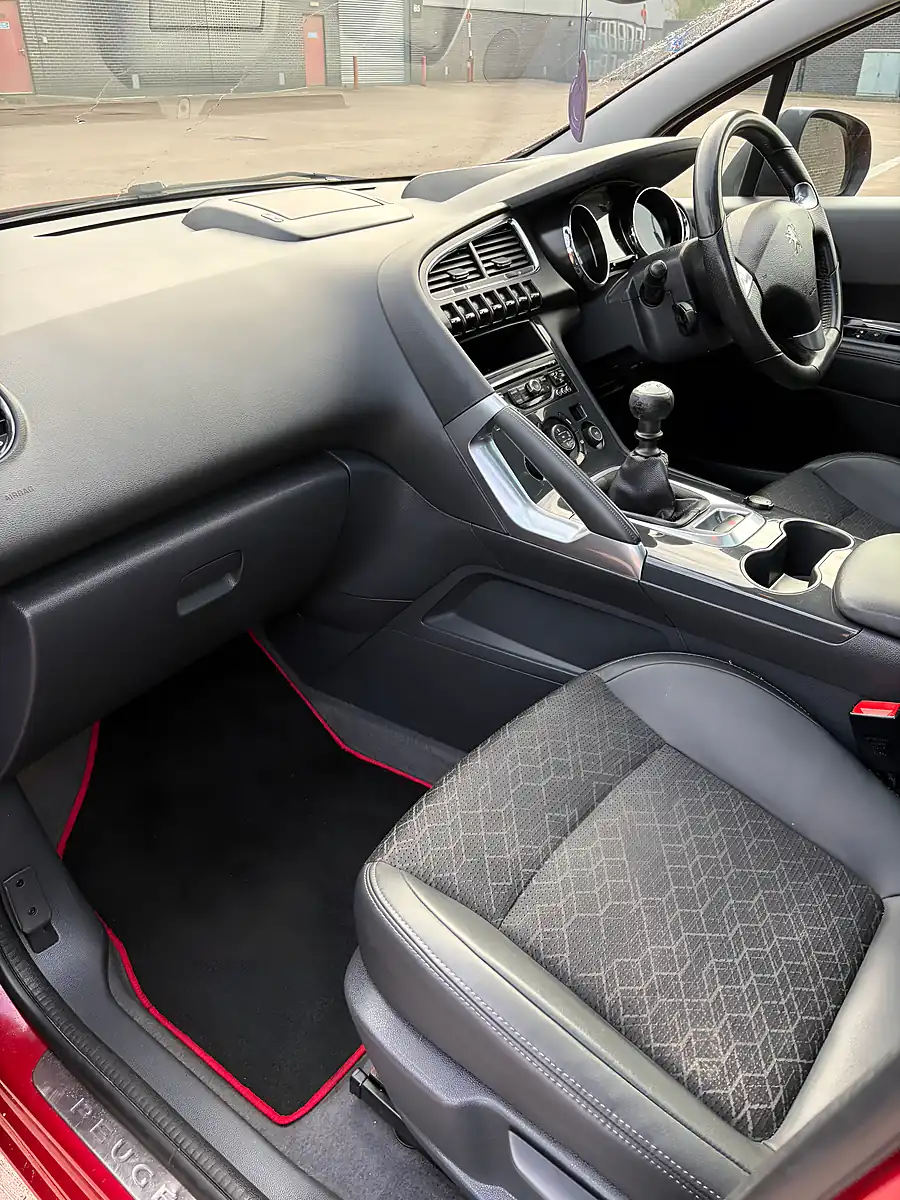 Used 2015 Peugeot 3008 Allure Red - Interior and Exterior details 11
