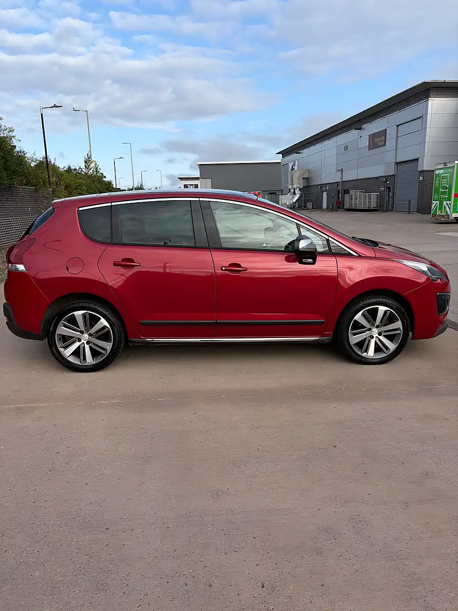 Used 2015 Peugeot 3008 Allure Red - Interior and Exterior details 6
