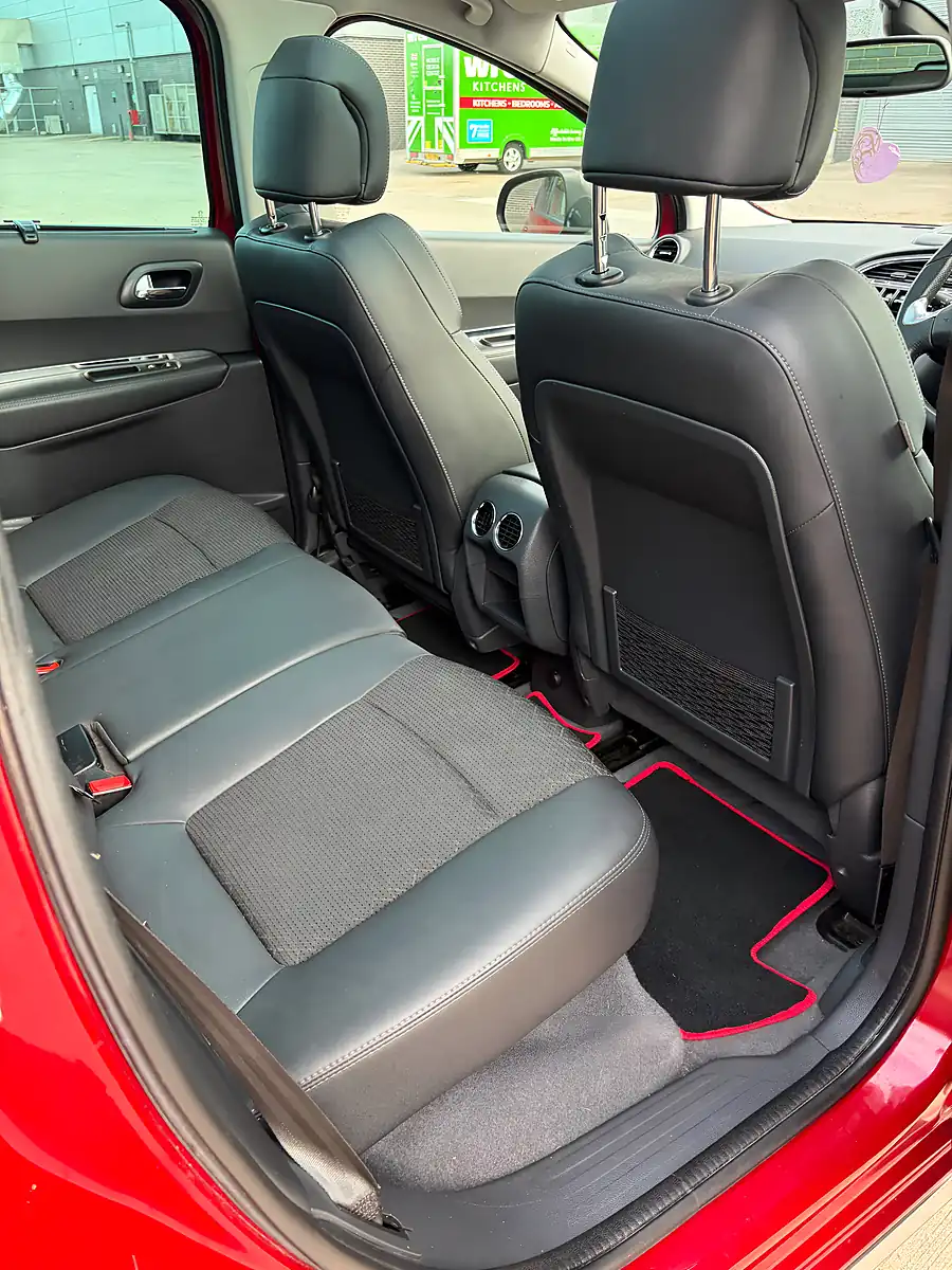 Used 2015 Peugeot 3008 Allure Red - Interior and Exterior details 8