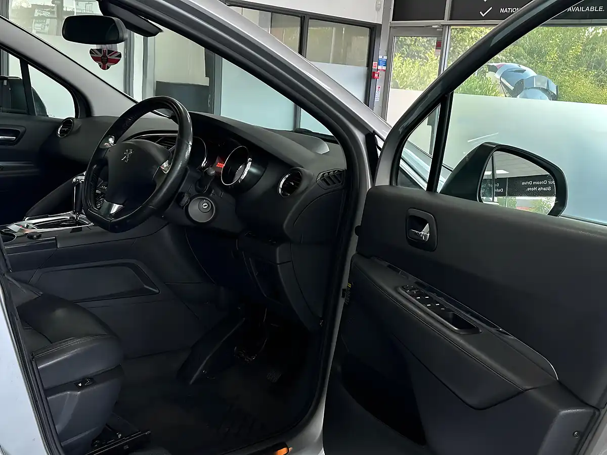 Used 2015 Peugeot 3008 Allure Silver - Interior and Exterior details 12
