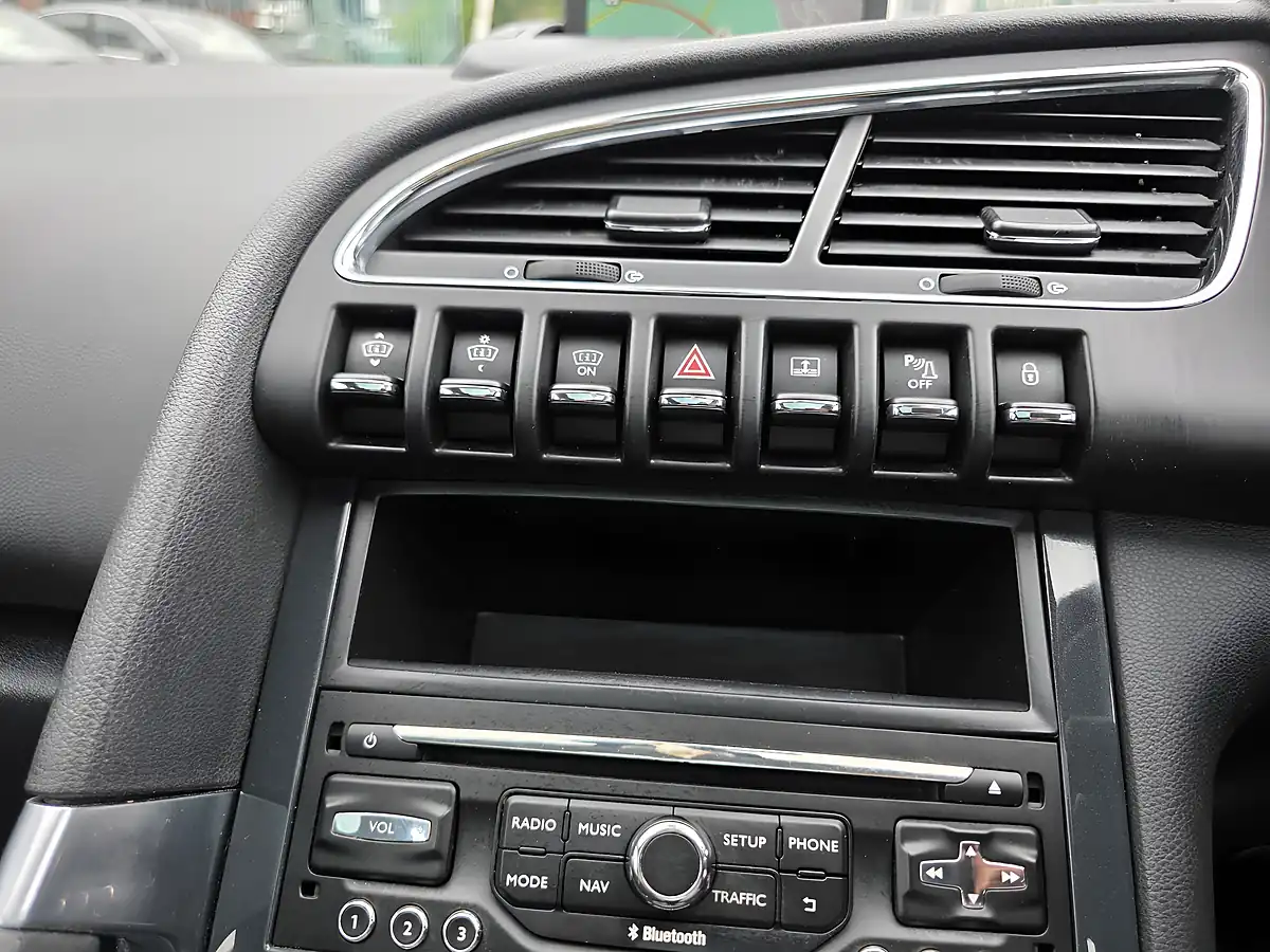 Used 2015 Peugeot 3008 Allure White - Interior and Exterior details 12