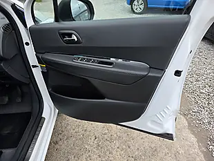 Used 2015 Peugeot 3008 Allure White - Interior and Exterior details 15