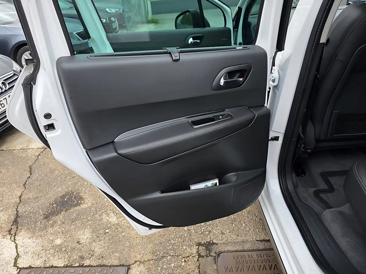 Used 2015 Peugeot 3008 Allure White - Interior and Exterior details 16