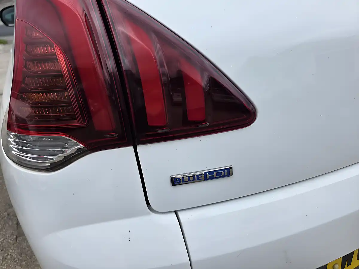 Used 2015 Peugeot 3008 Allure White - Interior and Exterior details 18