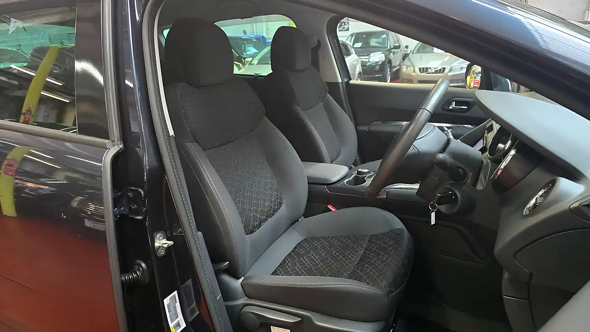 Used 2015 Peugeot 3008 Premium Blue - Interior and Exterior details 4