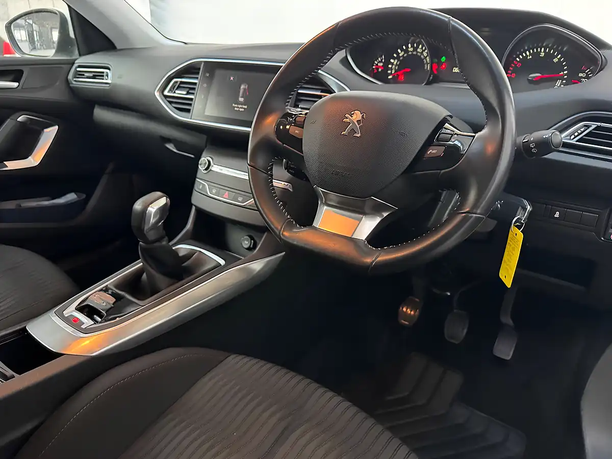 Used 2015 Peugeot 308 Active Bianca White - Interior and Exterior details 3