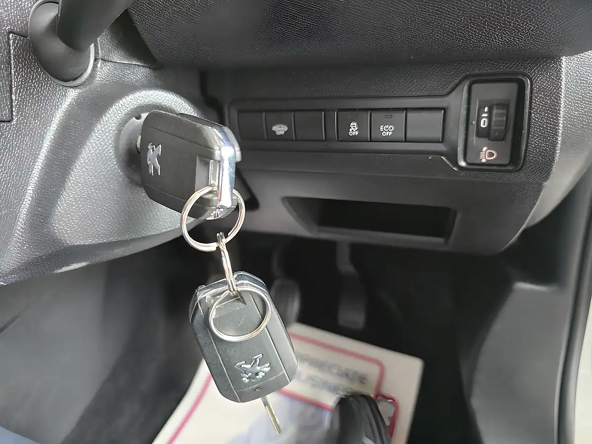 Used 2015 Peugeot 308 Active White - Interior and Exterior details 16