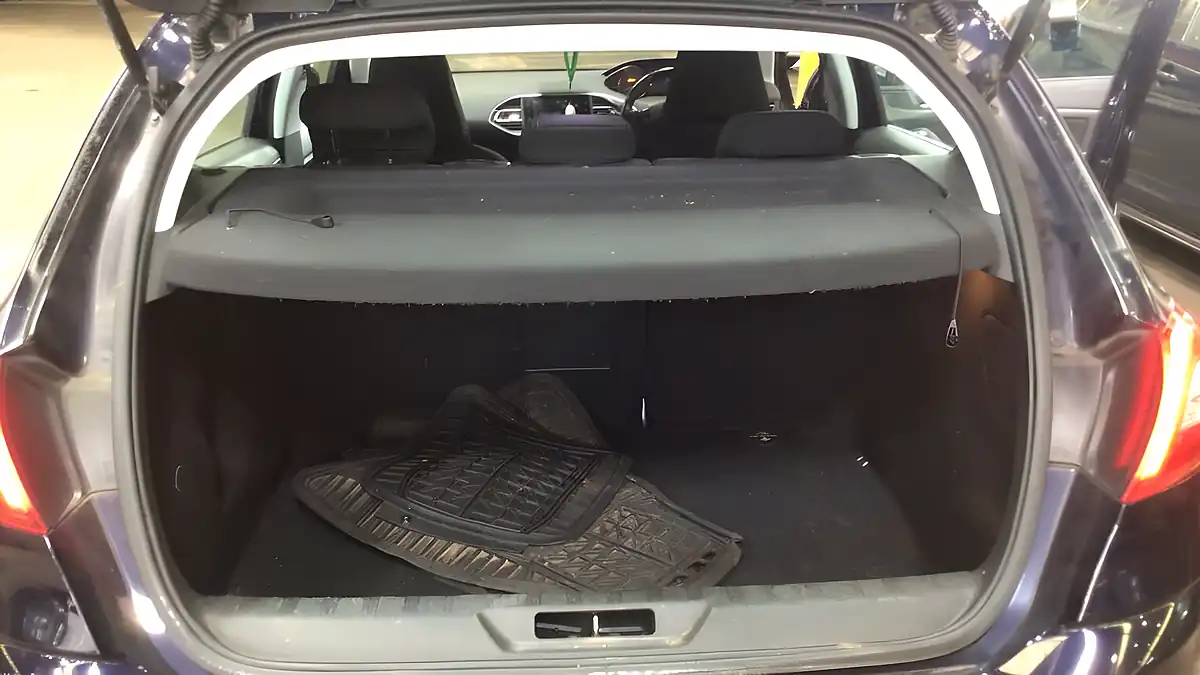Used 2015 Peugeot 308 Allure Blue - Interior and Exterior details 9