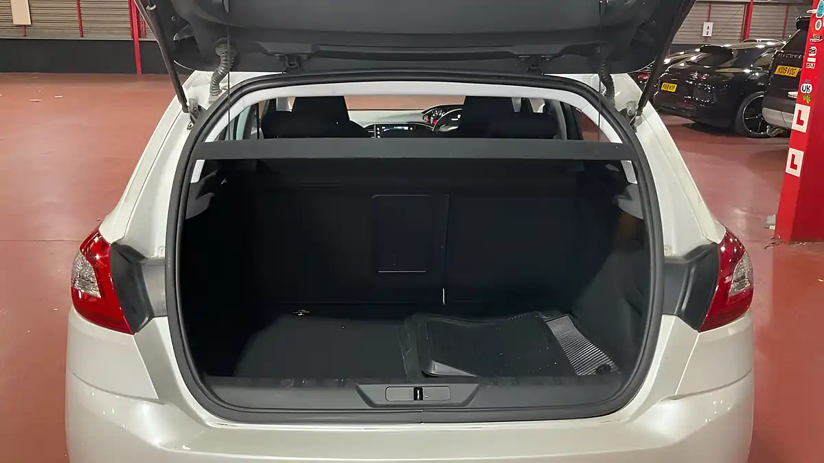 Used 2015 Peugeot 308 Allure White - Interior and Exterior details 20