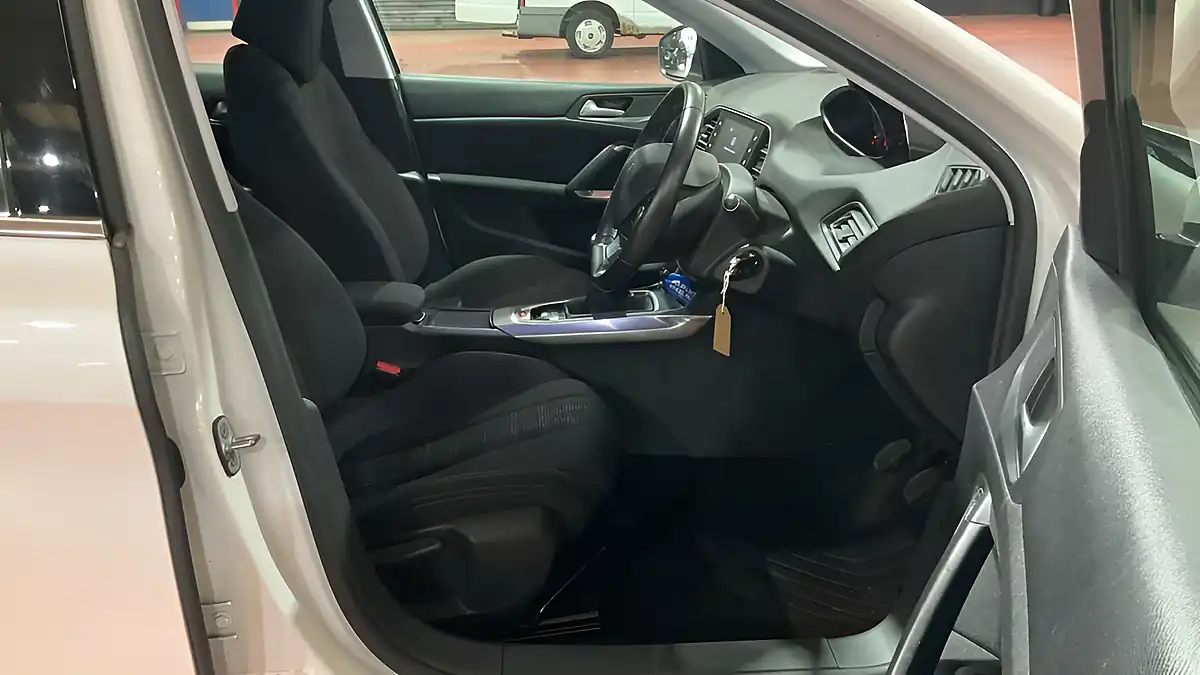 Used 2015 Peugeot 308 Allure White - Interior and Exterior details 5