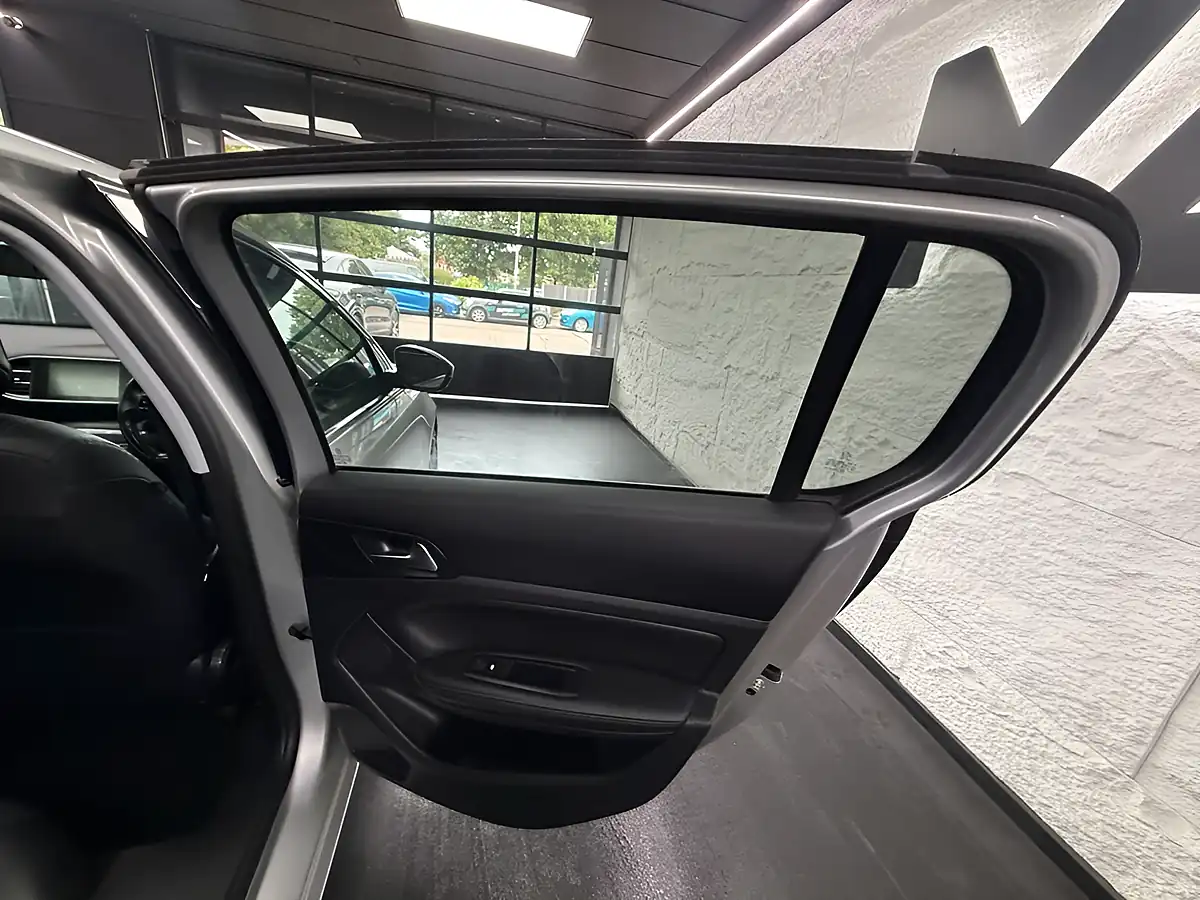Used 2015 Peugeot 308 Feline Silver - Interior and Exterior details 15