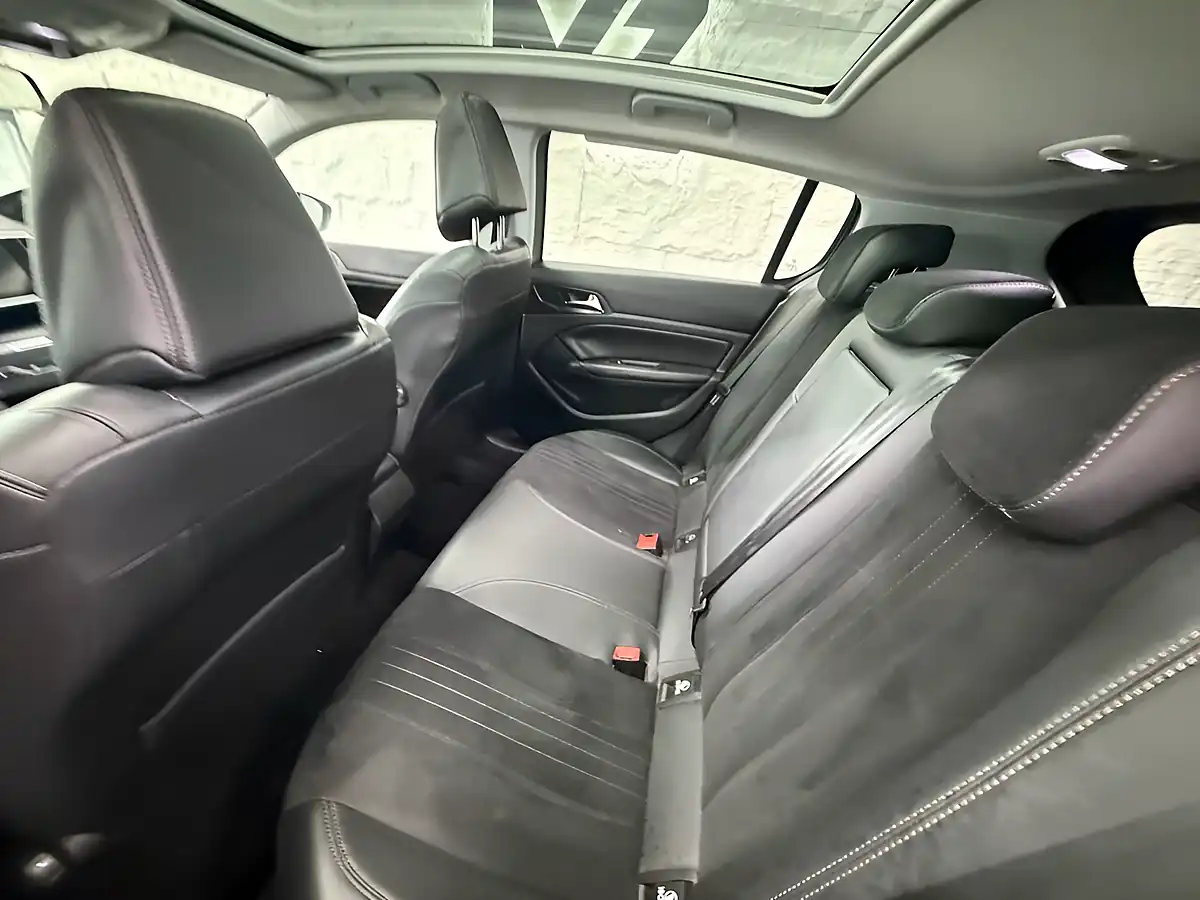 Used 2015 Peugeot 308 Feline Silver - Interior and Exterior details 17