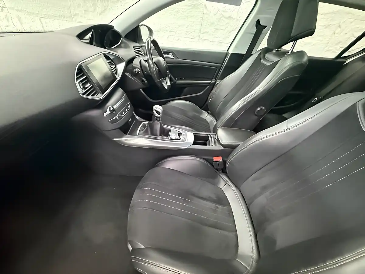 Used 2015 Peugeot 308 Feline Silver - Interior and Exterior details 19