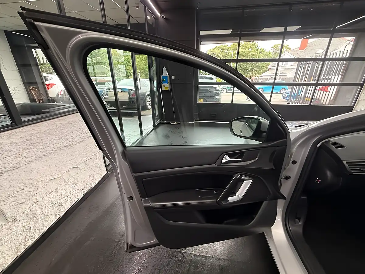 Used 2015 Peugeot 308 Feline Silver - Interior and Exterior details 20