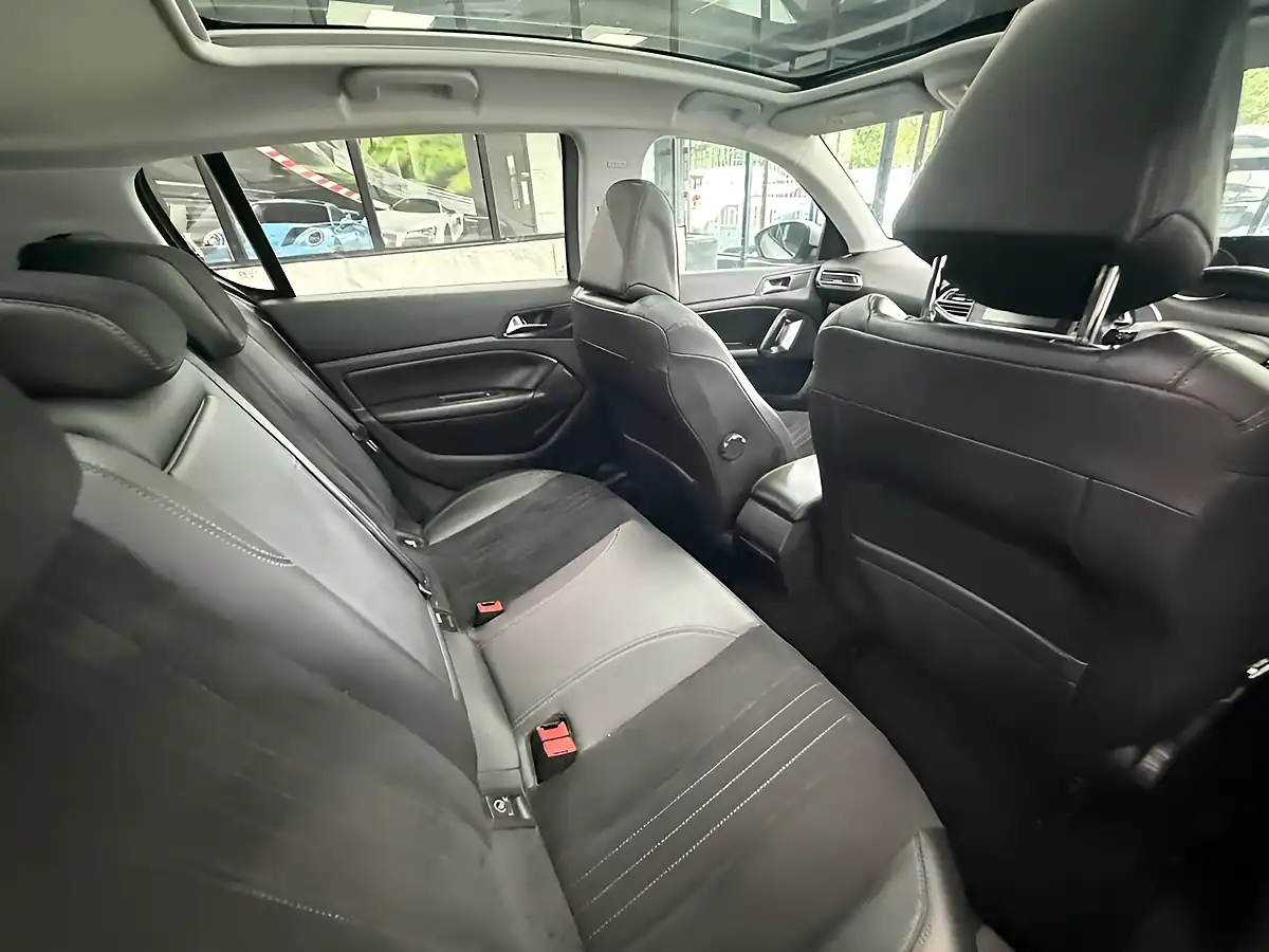 Used 2015 Peugeot 308 Feline Silver - Interior and Exterior details 7