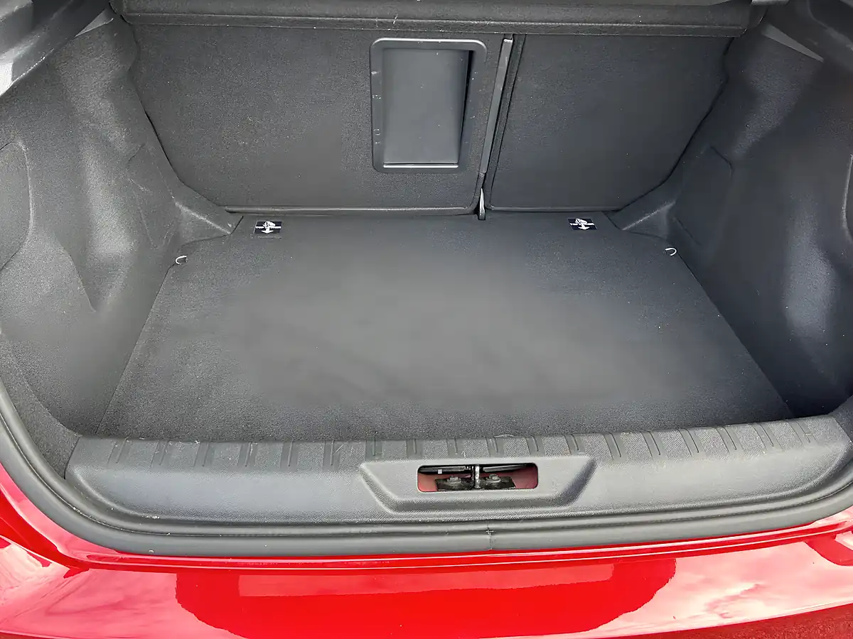 Used 2015 Peugeot 308 Red - Interior and Exterior details 12