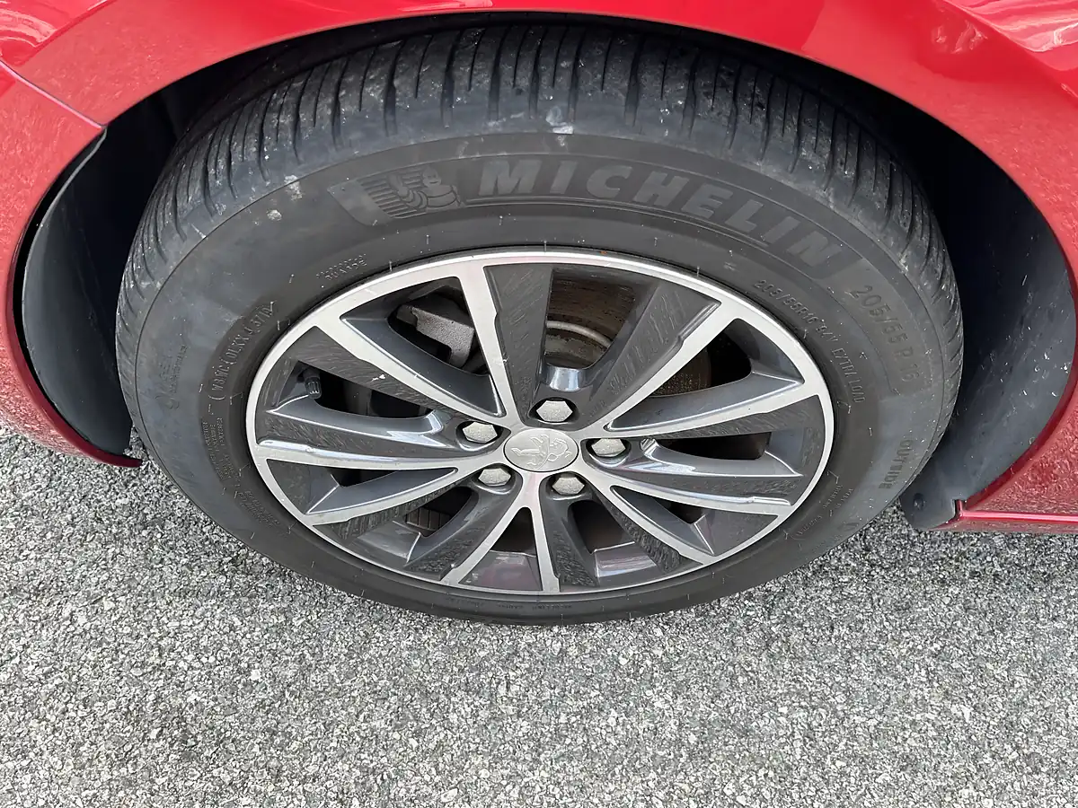 Used 2015 Peugeot 308 Red - Interior and Exterior details 16