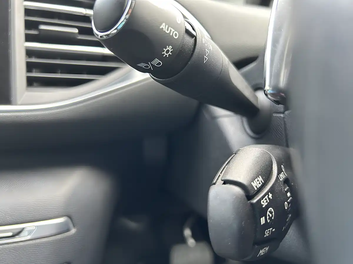 Used 2015 Peugeot 308 Red - Interior and Exterior details 18