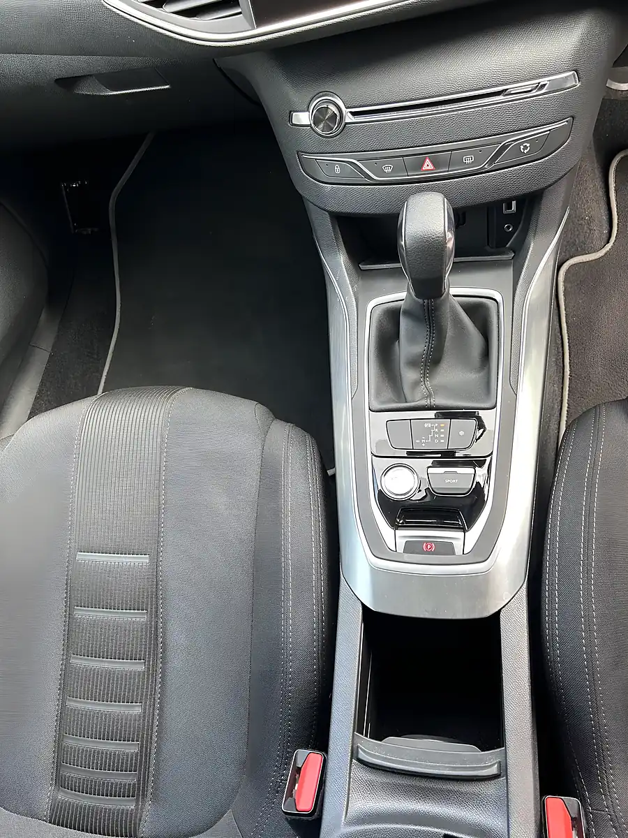 Used 2015 Peugeot 308 Red - Interior and Exterior details 7