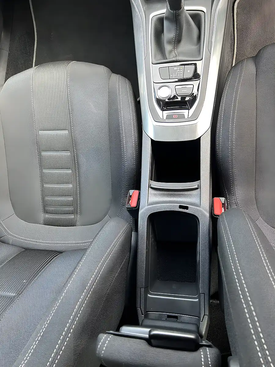 Used 2015 Peugeot 308 Red - Interior and Exterior details 8