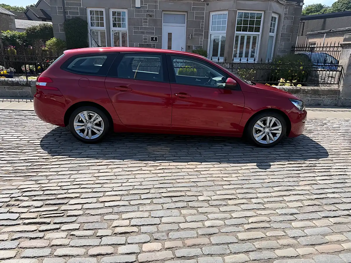 Used 2015 Peugeot 308 Sw Active Rioja Red - Interior and Exterior details 4