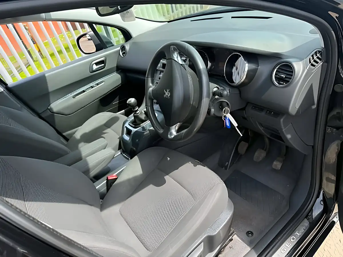 Used 2015 Peugeot 5008 Active Black - Interior and Exterior details 11