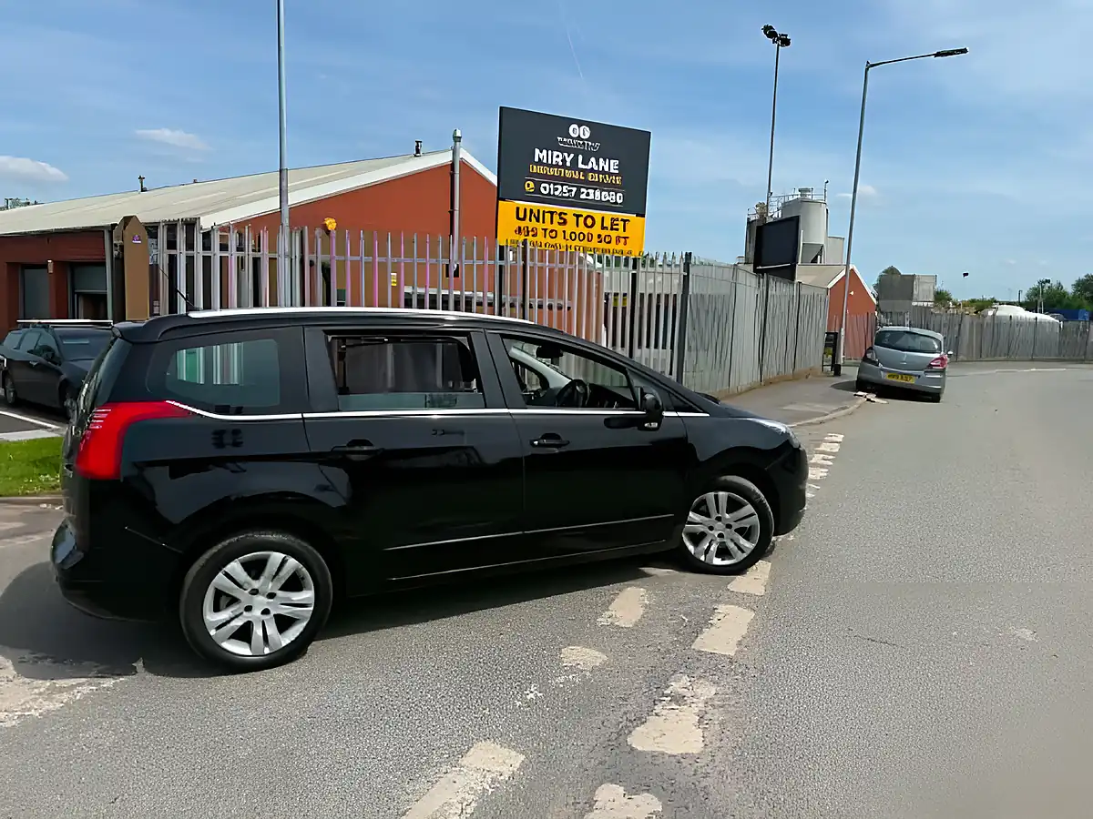 Used 2015 Peugeot 5008 Active Black - Interior and Exterior details 6