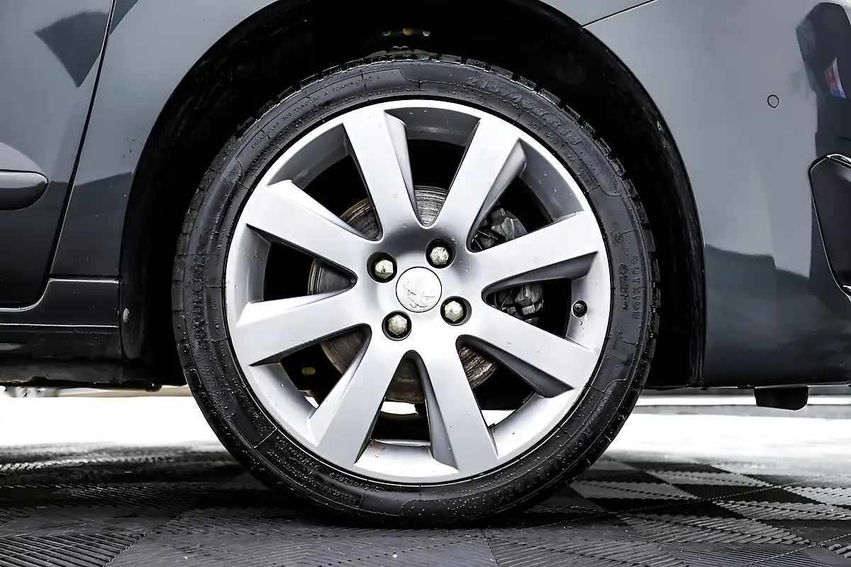 Used 2015 Peugeot 5008 Allure Grey - Interior and Exterior details 12