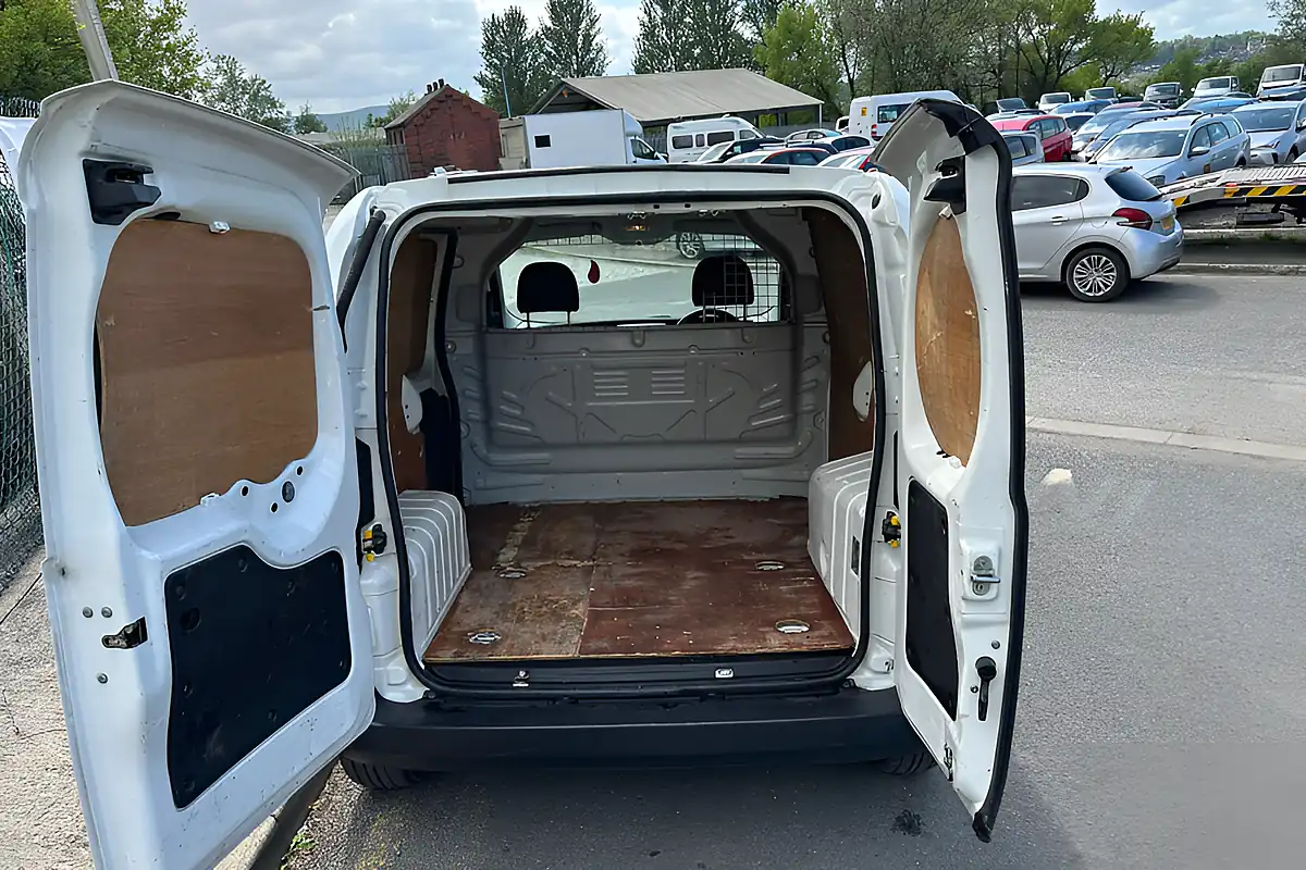 Used 2015 Peugeot Expert S White - Interior and Exterior details 9