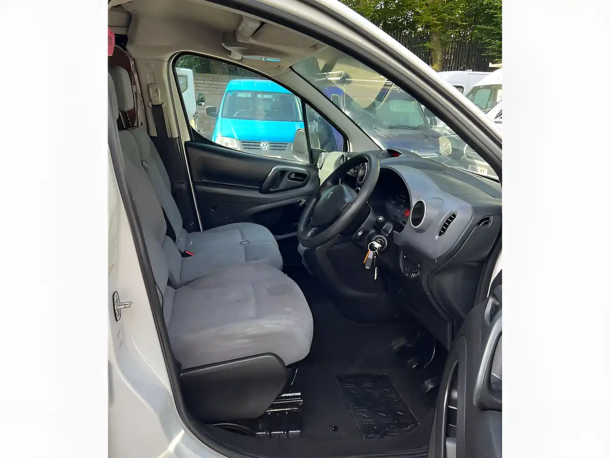 Used 2015 Peugeot Partner 750 Se White - Interior and Exterior details 15