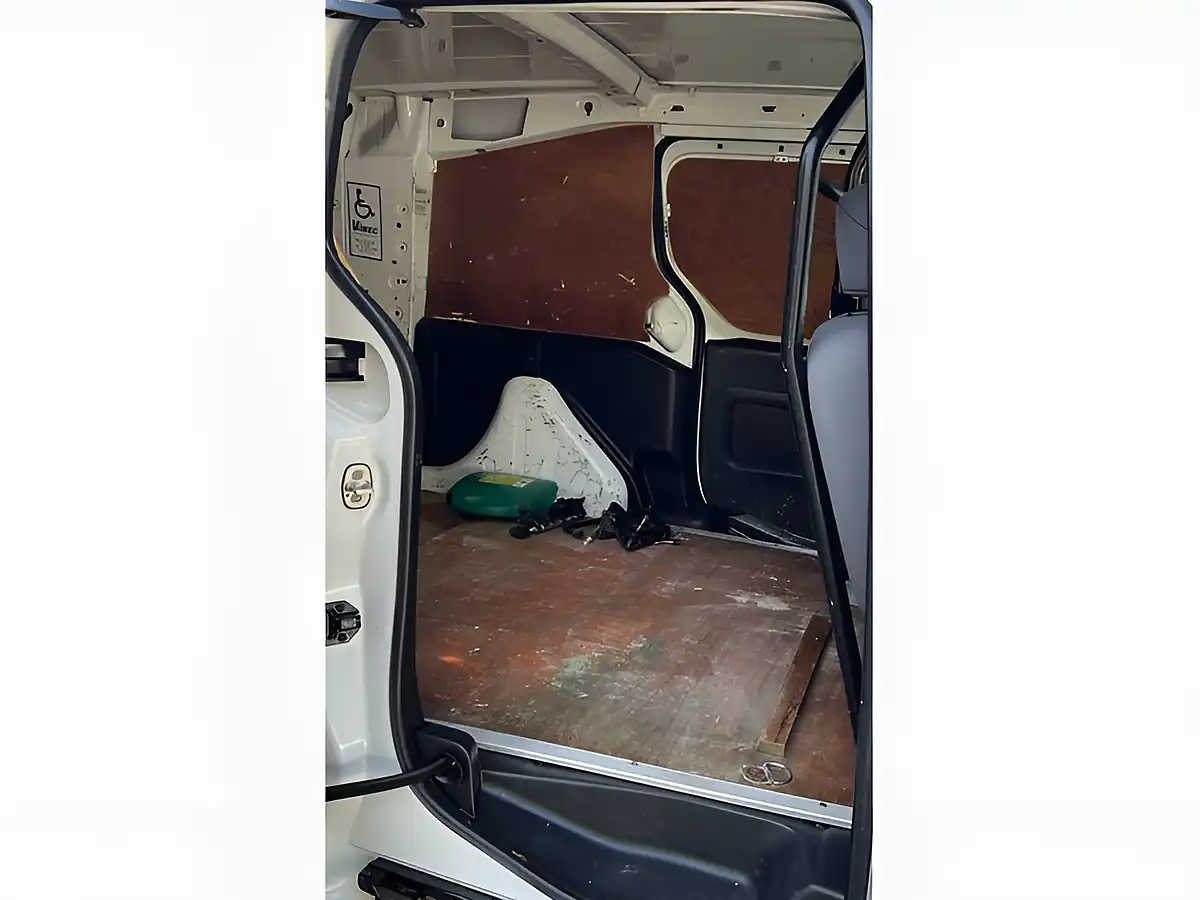 Used 2015 Peugeot Partner 750 Se White - Interior and Exterior details 7