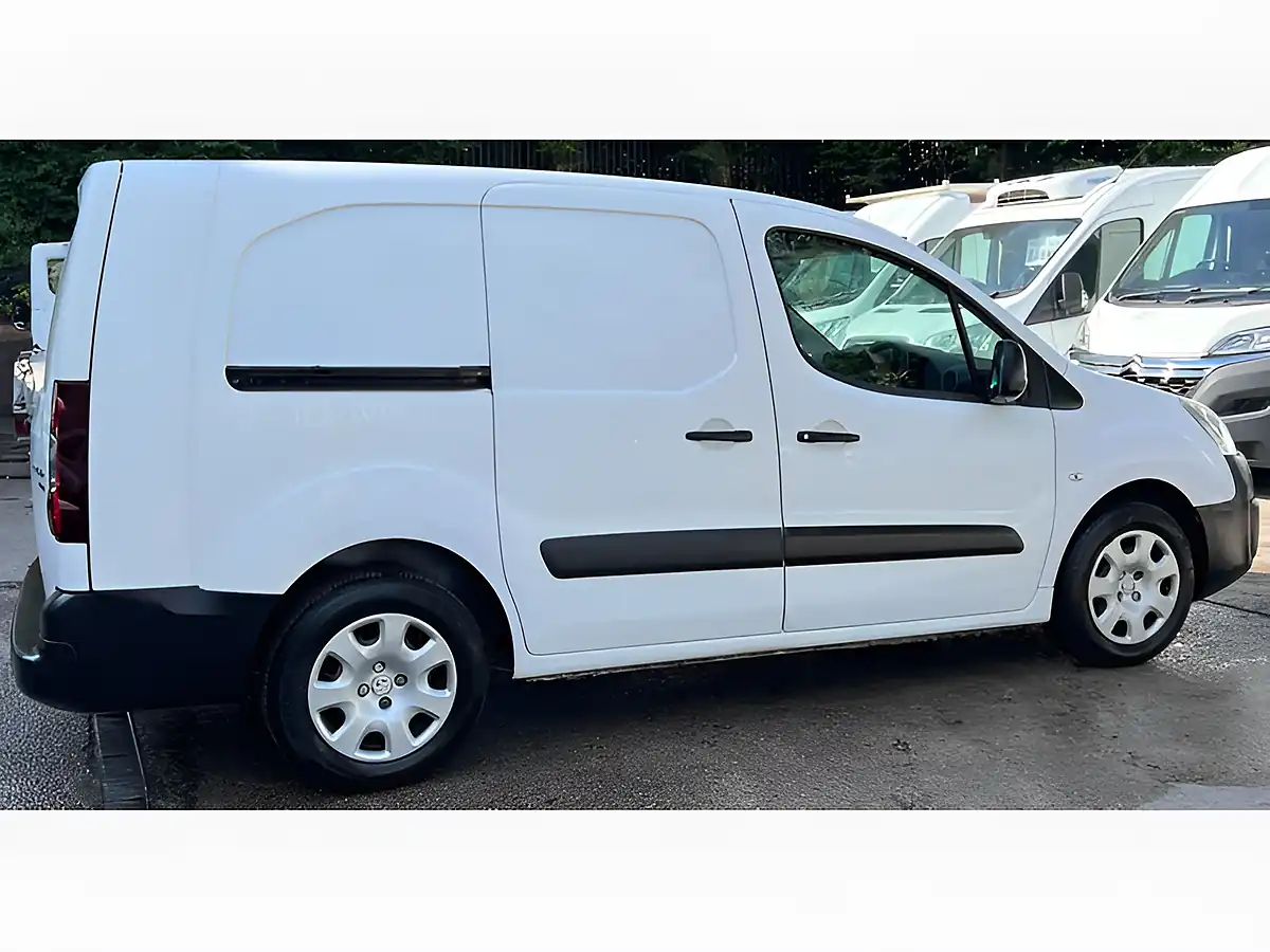 Used 2015 Peugeot Partner 750 Se White - Interior and Exterior details 8