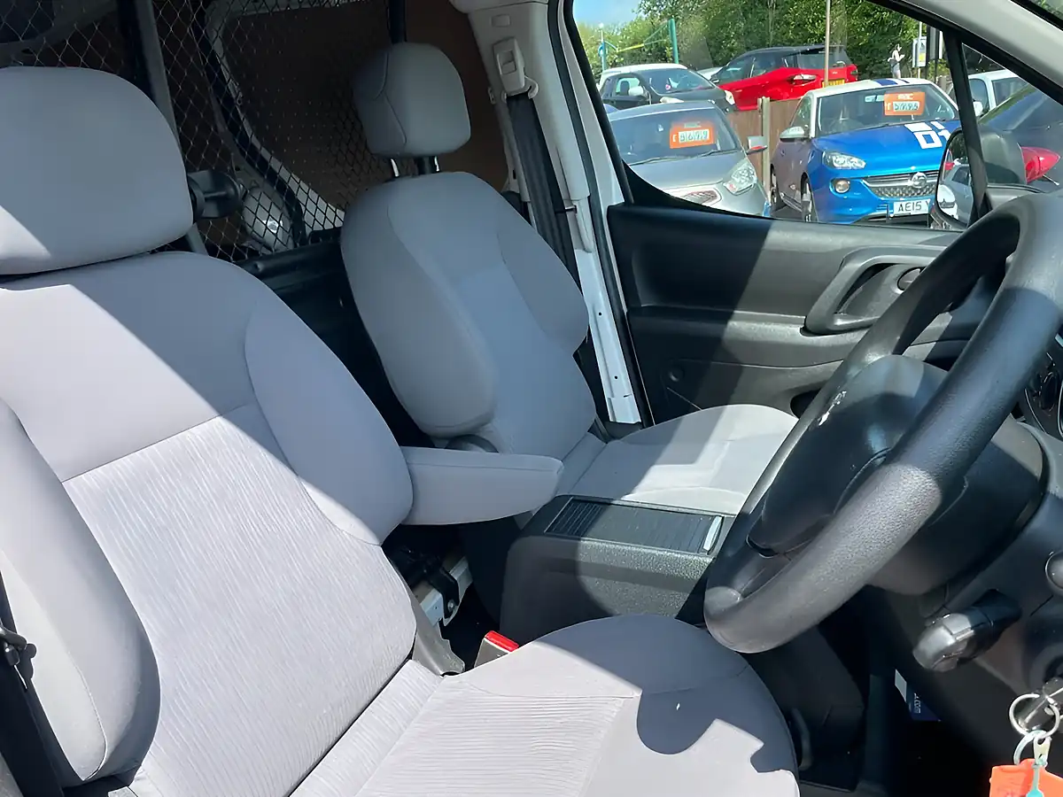 Used 2015 Peugeot Partner 850 S White - Interior and Exterior details 13