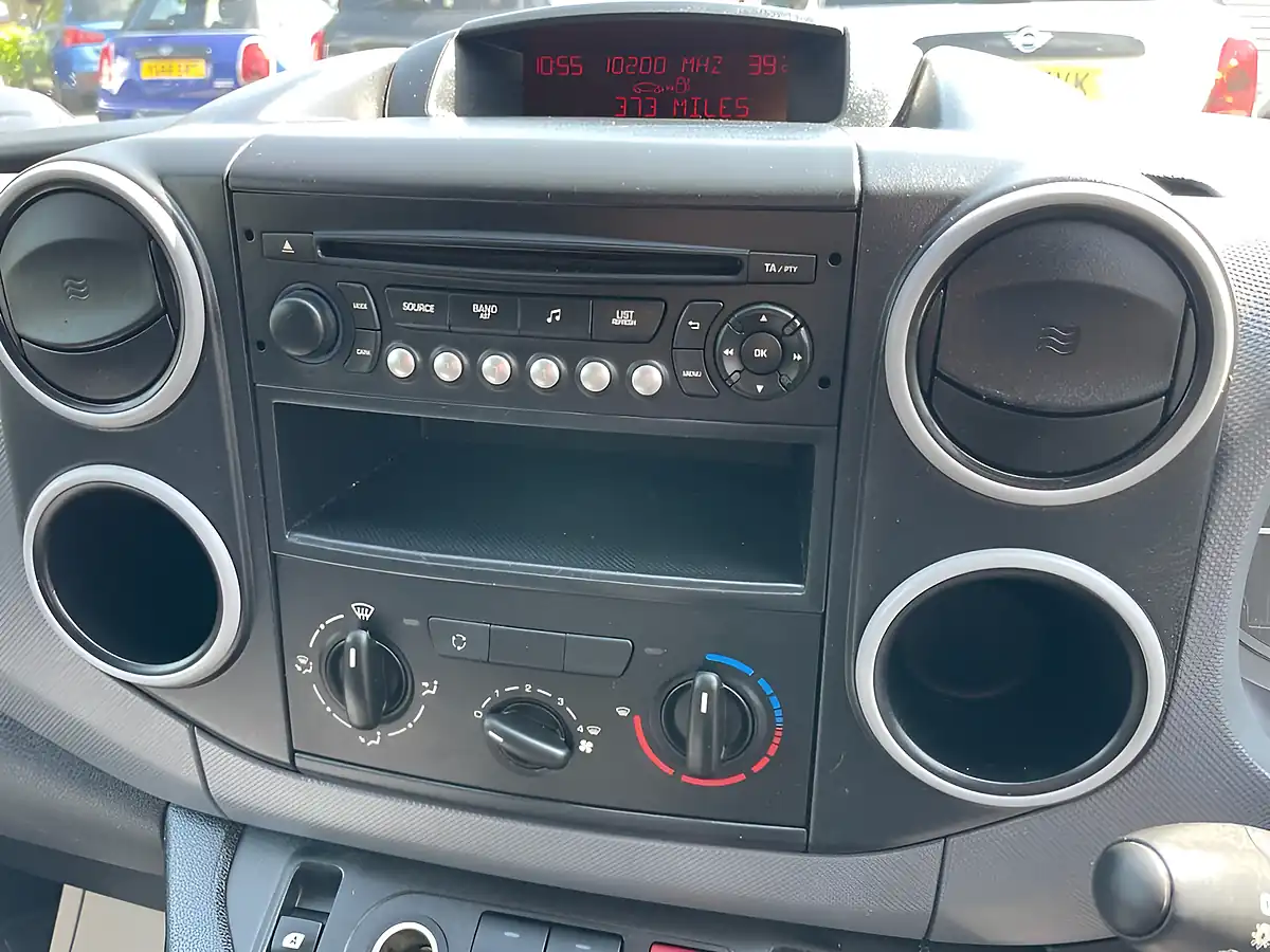 Used 2015 Peugeot Partner 850 S White - Interior and Exterior details 16