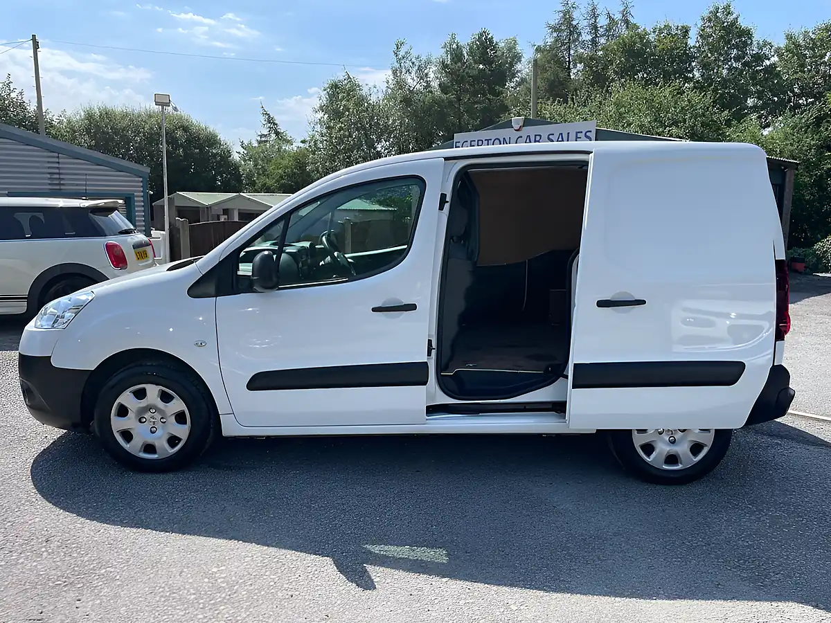 Used 2015 Peugeot Partner 850 S White - Interior and Exterior details 6