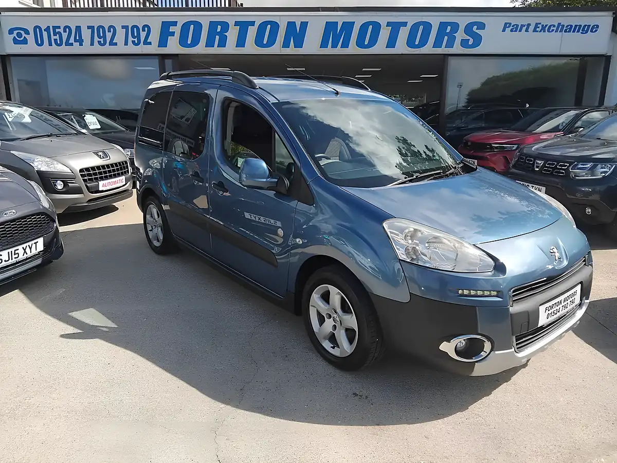 Used 2015 Peugeot Partner Tepee Outdoor Blue - Front View