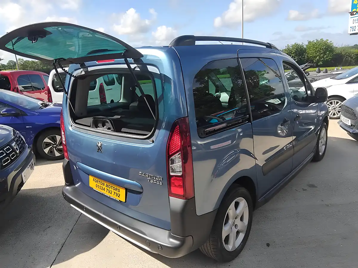 Used 2015 Peugeot Partner Tepee Outdoor Blue - Interior and Exterior details 10