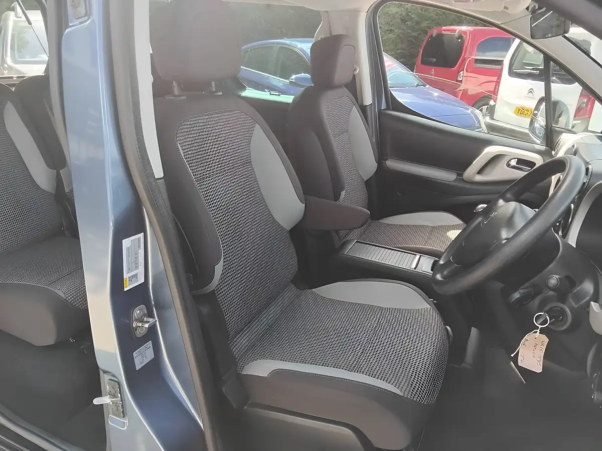 Used 2015 Peugeot Partner Tepee Outdoor Blue - Interior and Exterior details 11