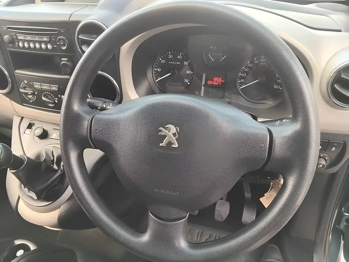 Used 2015 Peugeot Partner Tepee Outdoor Blue - Interior and Exterior details 12