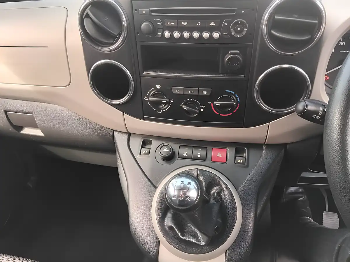 Used 2015 Peugeot Partner Tepee Outdoor Blue - Interior and Exterior details 13