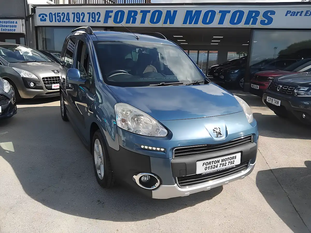 Used 2015 Peugeot Partner Tepee Outdoor Blue - Interior and Exterior details 2