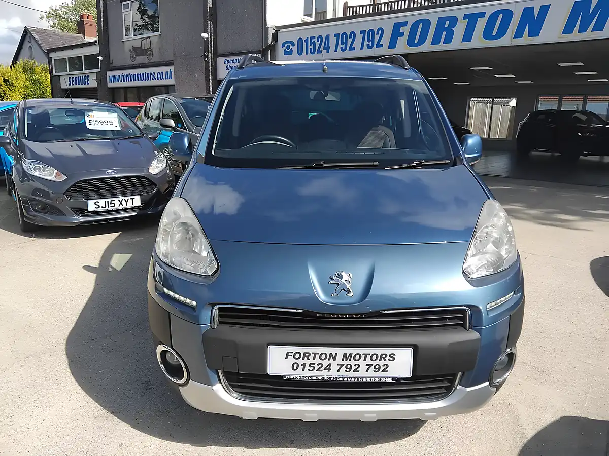 Used 2015 Peugeot Partner Tepee Outdoor Blue - Interior and Exterior details 3