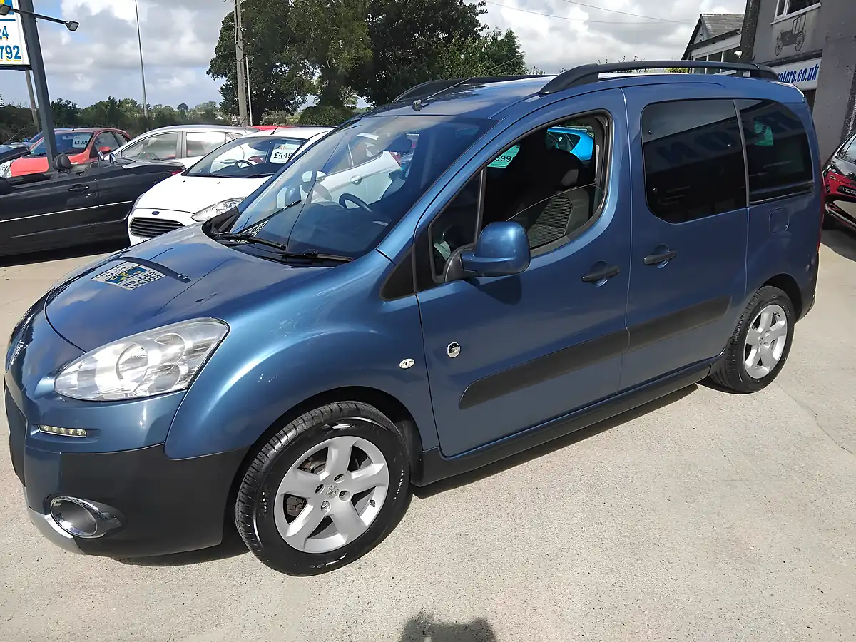 Used 2015 Peugeot Partner Tepee Outdoor Blue - Interior and Exterior details 4