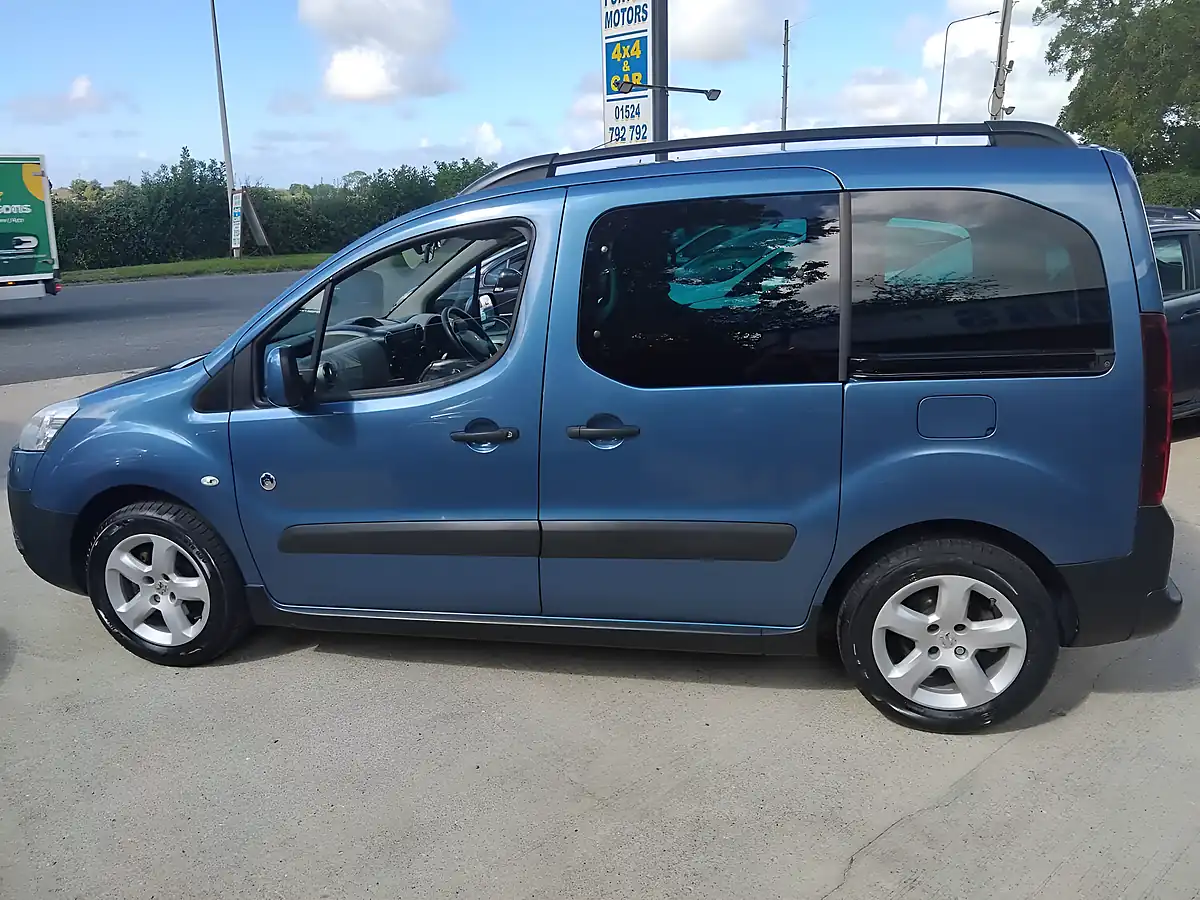 Used 2015 Peugeot Partner Tepee Outdoor Blue - Interior and Exterior details 5