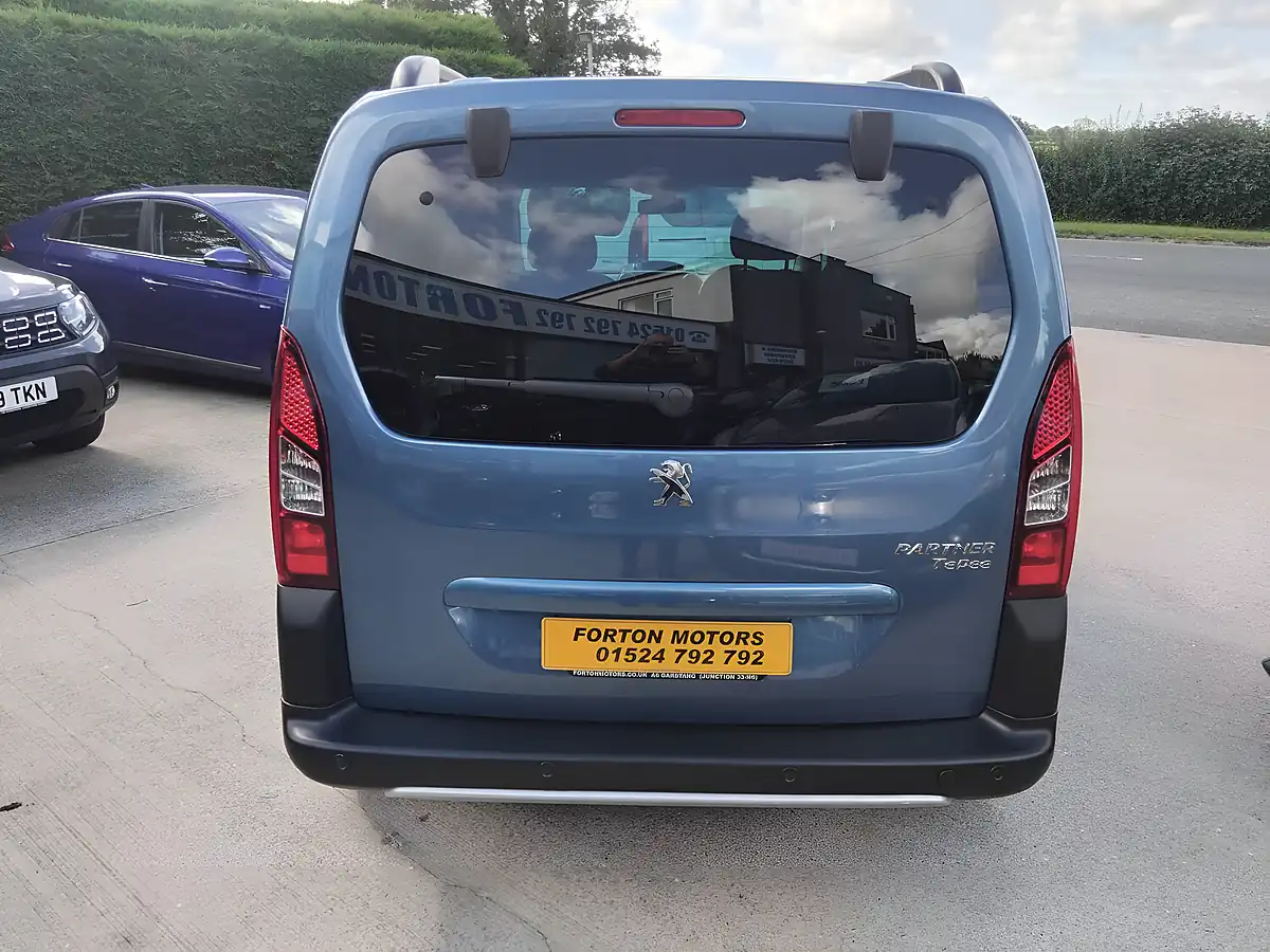 Used 2015 Peugeot Partner Tepee Outdoor Blue - Interior and Exterior details 7