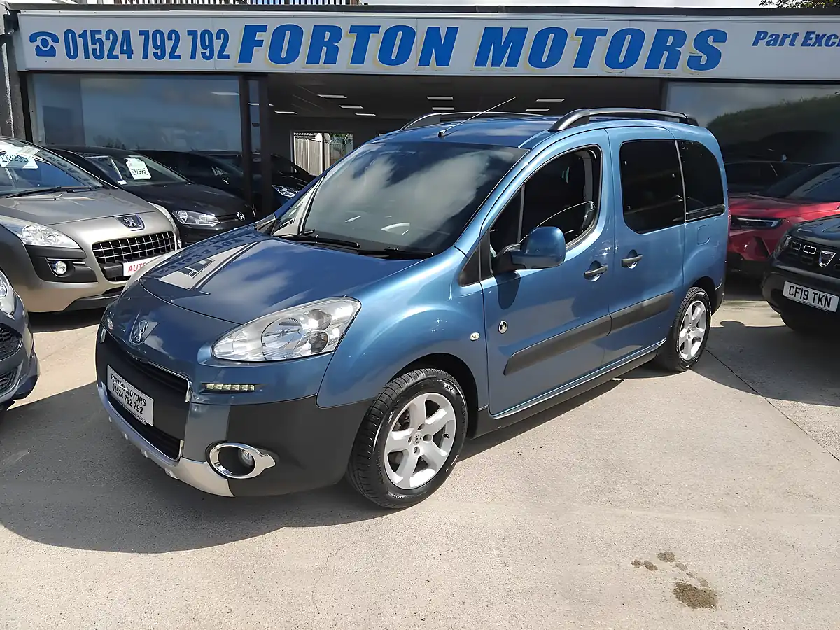 Used 2015 Peugeot Partner Tepee Outdoor Blue - Interior and Exterior details 9