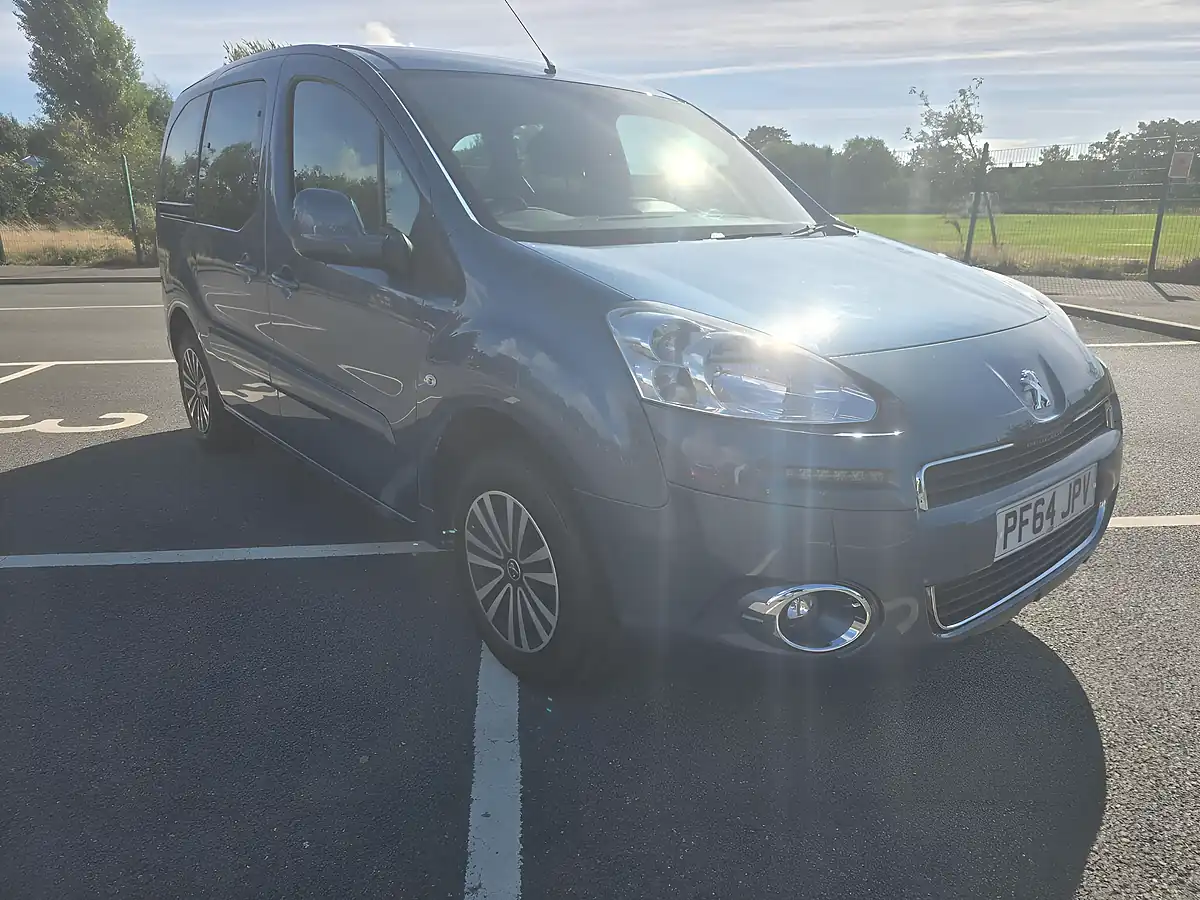 Used 2015 Peugeot Partner Tepee S Blue - Front View