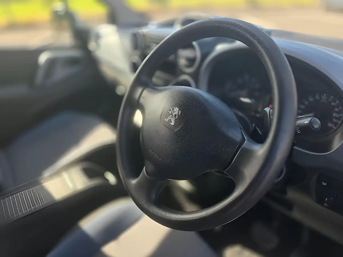 Used 2015 Peugeot Partner Tepee S Blue - Interior and Exterior details 13