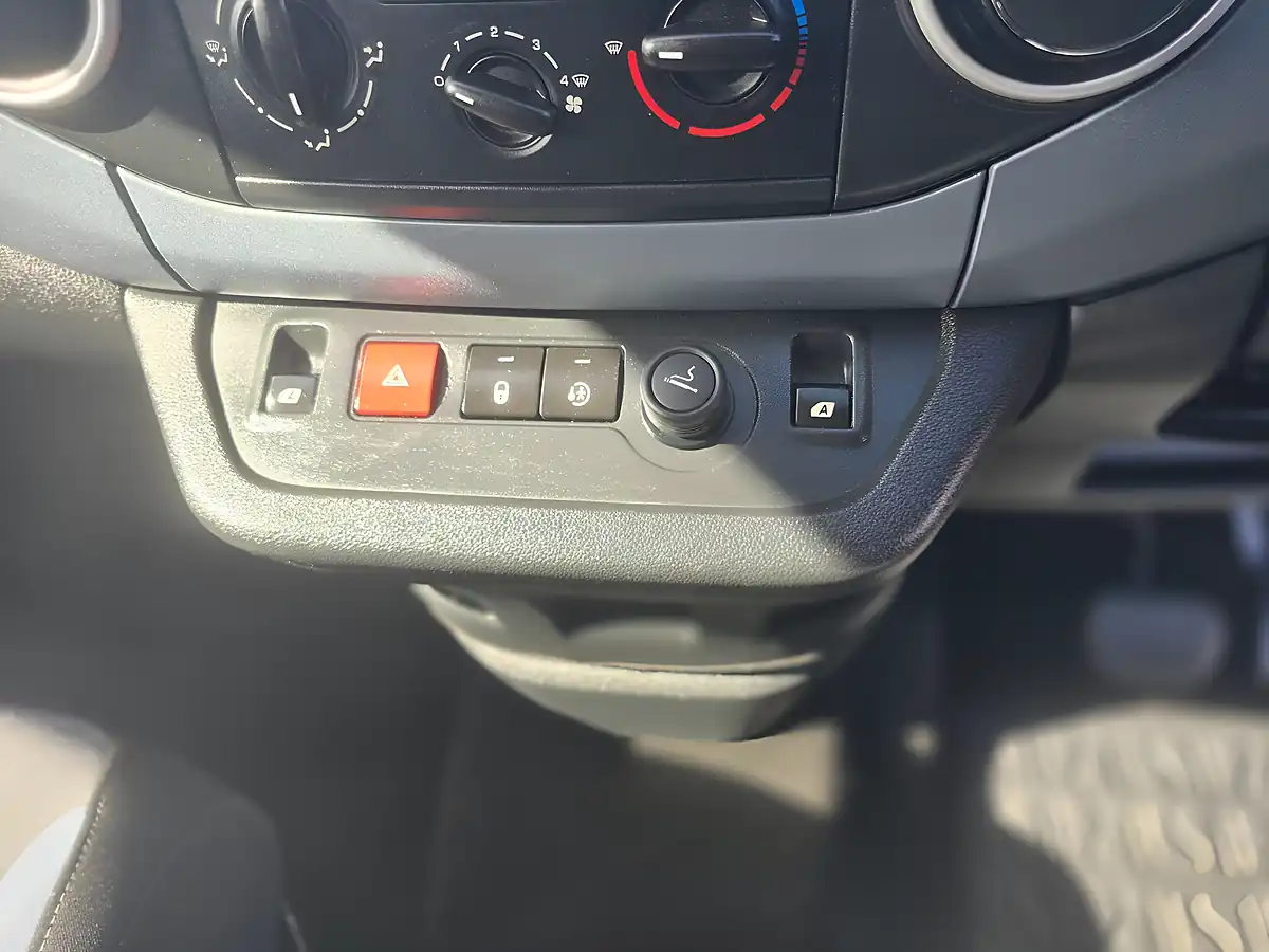 Used 2015 Peugeot Partner Tepee S Blue - Interior and Exterior details 15
