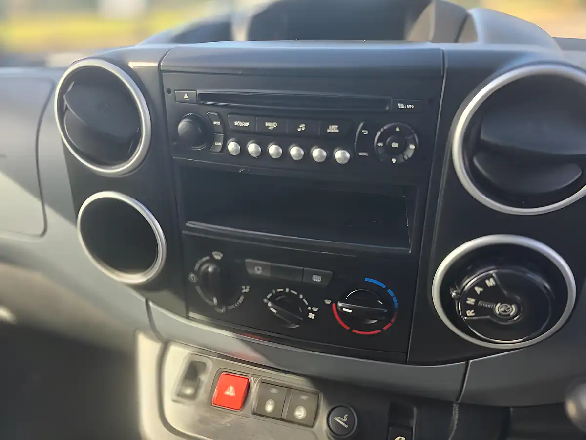 Used 2015 Peugeot Partner Tepee S Blue - Interior and Exterior details 16